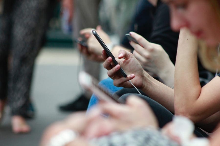 How to Save On Mobile Phone Contracts